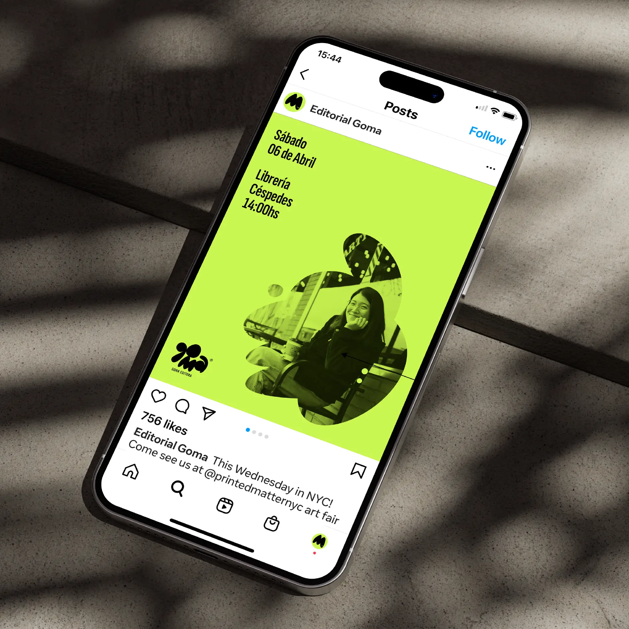 Phone mockup showing a Goma social media post for Libros Elasticos.